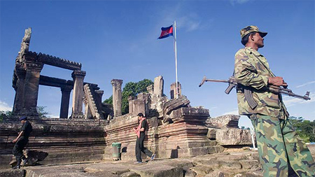 Binh sĩ Campuchia gác bên ngoài đền Preah Vihear. 
